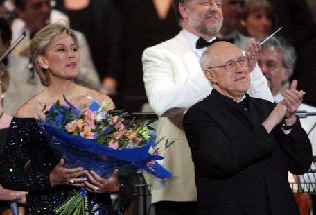 Dame Kiri Te Kanawa, (L) and Mstislav Rostropovich on stage at the end of the "Prom At The Palace" concert in the grounds of London's Buckin Dame Kiri Te Kanawa, (L) and Mstislav Rostropovich on stage at the end of the "Prom At The Palace" concert in the grounds of London's Buckin