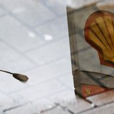 A Shell petrol station sign is seen reflected in a puddle in London February 4, 2010. REUTERS/Luke Macgregor A Shell petrol station sign is seen reflected in a puddle in London February 4, 2010. REUTERS/Luke Macgregor
