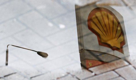 A Shell petrol station sign is seen reflected in a puddle in London February 4, 2010. REUTERS/Luke Macgregor A Shell petrol station sign is seen reflected in a puddle in London February 4, 2010. REUTERS/Luke Macgregor