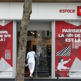 A woman enters a French mobile phone operator SFR shop in Paris August 29, 2013. REUTERS/Charles Platiau A woman enters a French mobile phone operator SFR shop in Paris August 29, 2013. REUTERS/Charles Platiau