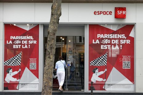 A woman enters a French mobile phone operator SFR shop in Paris August 29, 2013. REUTERS/Charles Platiau A woman enters a French mobile phone operator SFR shop in Paris August 29, 2013. REUTERS/Charles Platiau