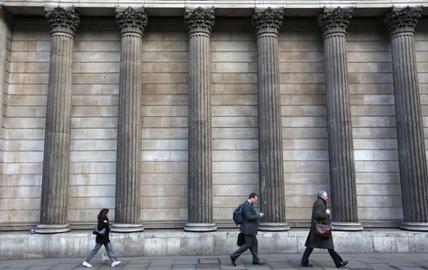 Pedestrians walk past the Bank of England in the City of London January 28, 2014. REUTERS/Paul Hackett Pedestrians walk past the Bank of England in the City of London January 28, 2014. REUTERS/Paul Hackett