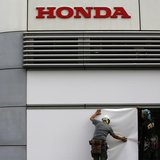 Workers stand under the logo of Honda Motor Co. outside the company's headquarters in Tokyo October 30, 2013. REUTERS/Issei Kato Workers stand under the logo of Honda Motor Co. outside the company's headquarters in Tokyo October 30, 2013. REUTERS/Issei Kato