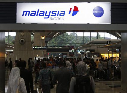 Passengers queue up at the Malaysia Airlines ticketing booth at the Kuala Lumpur International Airport in Sepang March 9, 2014.
CREDIT: REUTERS/EDGAR SU Passengers queue up at the Malaysia Airlines ticketing booth at the Kuala Lumpur International Airport in Sepang March 9, 2014.
CREDIT: REUTERS/EDGAR SU