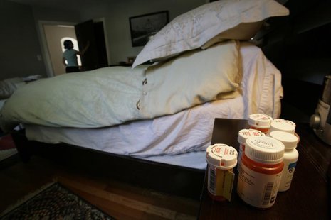 Bottle of medications sit on cancer patient Deborah Charles' bedside table at her home in Washington May 25, 2007. REUTERS/Jim Bourg Bottle of medications sit on cancer patient Deborah Charles' bedside table at her home in Washington May 25, 2007. REUTERS/Jim Bourg