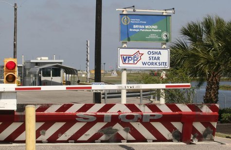 Barricades protect the entrance to the U.S. Department of Energy's Stategic Petroleum Reserve in Bryan Mound, Texas May 20, 2008. REUTERS/Do Barricades protect the entrance to the U.S. Department of Energy's Stategic Petroleum Reserve in Bryan Mound, Texas May 20, 2008. REUTERS/Do