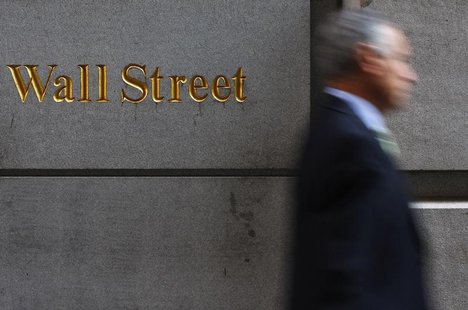 A man walks along Wall Street in New York September 18, 2008. REUTERS/Eric Thayer A man walks along Wall Street in New York September 18, 2008. REUTERS/Eric Thayer