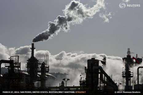 Smoke is released into the sky at the ConocoPhillips oil refinery in San Pedro, California March 24, 2012 file photo. REUTERS/Bret Hartman Smoke is released into the sky at the ConocoPhillips oil refinery in San Pedro, California March 24, 2012 file photo. REUTERS/Bret Hartman