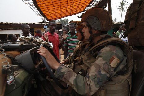 Angry young men complain to French soldiers on patrol in the pro-Christian area of Bangui February 15, 2014. REUTERS/Luc Gnago Angry young men complain to French soldiers on patrol in the pro-Christian area of Bangui February 15, 2014. REUTERS/Luc Gnago