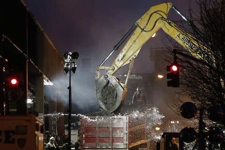 An excavator clears debris at the site of a building explosion in the Harlem section of New York, March 13, 2014. REUTERS/Eduardo Munoz An excavator clears debris at the site of a building explosion in the Harlem section of New York, March 13, 2014. REUTERS/Eduardo Munoz