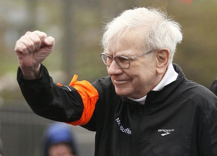 Berkshire Hathaway chairman Warren Buffett gestures at the start of a 5km race sponsored by Brooks Sports Inc., a Berkshire-owned company, i Berkshire Hathaway chairman Warren Buffett gestures at the start of a 5km race sponsored by Brooks Sports Inc., a Berkshire-owned company, i