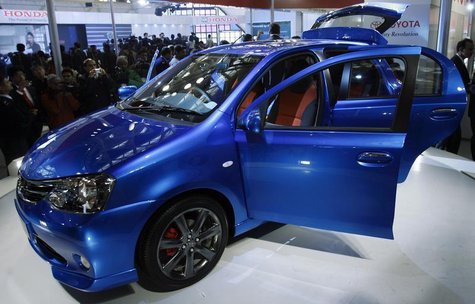Onlookers stand next to Toyota's compact car 'Etios' at India's Auto Expo in New Delhi January 5, 2010. REUTERS/Vijay Mathur Onlookers stand next to Toyota's compact car 'Etios' at India's Auto Expo in New Delhi January 5, 2010. REUTERS/Vijay Mathur
