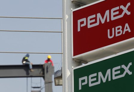 The logo of Mexican petroleum company Pemex is seen at their gas station in Mexico City November 23, 2012. REUTERS/Edgard Garrido The logo of Mexican petroleum company Pemex is seen at their gas station in Mexico City November 23, 2012. REUTERS/Edgard Garrido