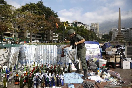 A national guard holds a bottle of molotov cocktail at Altamira square in Caracas March 17, 2014. REUTERS/Carlos Garcia Rawlins A national guard holds a bottle of molotov cocktail at Altamira square in Caracas March 17, 2014. REUTERS/Carlos Garcia Rawlins