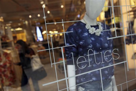 A woman shops at a Lefties store in Madrid March 14, 2014. REUTERS/Susana Vera A woman shops at a Lefties store in Madrid March 14, 2014. REUTERS/Susana Vera