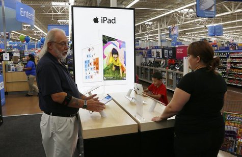 A Walmart employee (L) explains Apple iPad options to a customer at a Walmart Supercenter in Rogers, Arkansas June 6, 2013. REUTERS/Rick Wil A Walmart employee (L) explains Apple iPad options to a customer at a Walmart Supercenter in Rogers, Arkansas June 6, 2013. REUTERS/Rick Wil