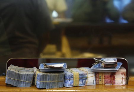 Indonesian rupiah notes are seen at a money changer in Jakarta, August 29, 2013. REUTERS/Beawiharta Indonesian rupiah notes are seen at a money changer in Jakarta, August 29, 2013. REUTERS/Beawiharta
