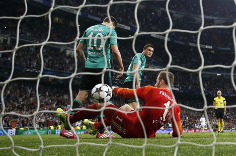 Schalke 04's goalkeeper Ralf Fahrmann, Julian Draxler (L) and Kyriakos Papadopoulos react after Real Madrid's third goal scored by Alvaro Mo Schalke 04's goalkeeper Ralf Fahrmann, Julian Draxler (L) and Kyriakos Papadopoulos react after Real Madrid's third goal scored by Alvaro Mo