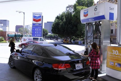 A woman stands at a petrol pump at a Chevron gasoline station in Los Angeles,California April 11, 2011. REUTERS/Fred Prouser A woman stands at a petrol pump at a Chevron gasoline station in Los Angeles,California April 11, 2011. REUTERS/Fred Prouser