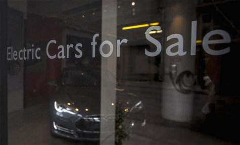 The Tesla New York City store is seen in the Chelsea neighborhood of New York March 19, 2014. REUTERS/Brendan McDermid The Tesla New York City store is seen in the Chelsea neighborhood of New York March 19, 2014. REUTERS/Brendan McDermid