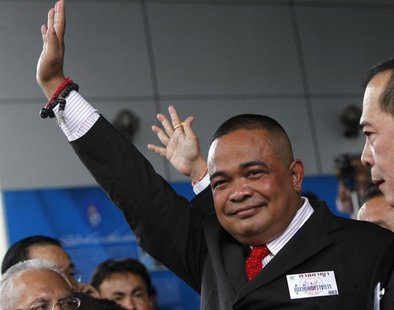 Thai "Red Shirt" leader Jatuporn Prompan waves at cheering supporters as he arrives at a criminal court in Bangkok August 22, 2012. REUTERS/ Thai "Red Shirt" leader Jatuporn Prompan waves at cheering supporters as he arrives at a criminal court in Bangkok August 22, 2012. REUTERS/