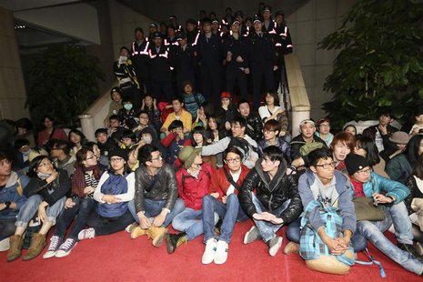 Students protest inside Taiwan's Executive Yuan in Taipei, March 23, 2014. REUTERS/Cheng Ko Students protest inside Taiwan's Executive Yuan in Taipei, March 23, 2014. REUTERS/Cheng Ko