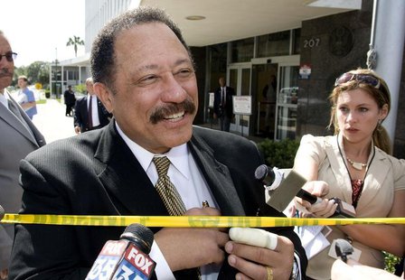 Judge Joe Brown, a television court judge, talks to the media outside the federal court in Ocala, Florida, April 24, 2008. REUTERS/Scott Aud Judge Joe Brown, a television court judge, talks to the media outside the federal court in Ocala, Florida, April 24, 2008. REUTERS/Scott Aud