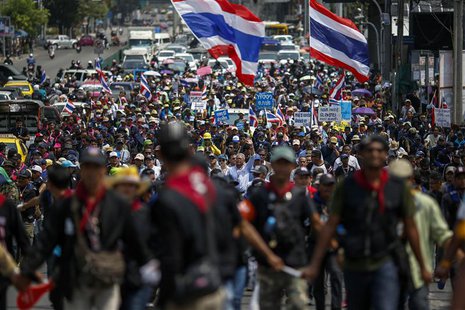 Anti-government protest leader Suthep Thaugsuban (C) waves as he leads protesters in a rally in central Bangkok March 25, 2014. REUTERS/Athi Anti-government protest leader Suthep Thaugsuban (C) waves as he leads protesters in a rally in central Bangkok March 25, 2014. REUTERS/Athi