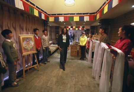 U.S. first lady Michelle Obama is greeted by Tibetan students (L) and attendants holding gift scarves as she arrives for lunch at the Zangxi U.S. first lady Michelle Obama is greeted by Tibetan students (L) and attendants holding gift scarves as she arrives for lunch at the Zangxi