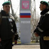 Ukrainian border guards stand at a Russian-Ukrainian border crossing near the village of Uspenka, in eastern Ukraine March 25, 2014. REUTERS Ukrainian border guards stand at a Russian-Ukrainian border crossing near the village of Uspenka, in eastern Ukraine March 25, 2014. REUTERS