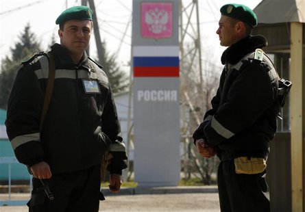 Ukrainian border guards stand at a Russian-Ukrainian border crossing near the village of Uspenka, in eastern Ukraine March 25, 2014. REUTERS Ukrainian border guards stand at a Russian-Ukrainian border crossing near the village of Uspenka, in eastern Ukraine March 25, 2014. REUTERS