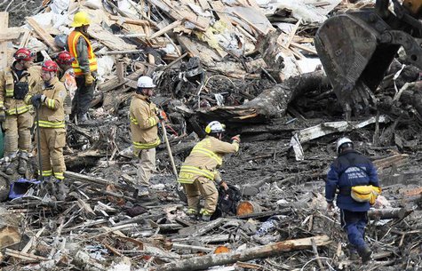 Rescue workers look for victims in the mudslide near Oso, Washington March 26, 2014. REUTERS/Rick Wilking Rescue workers look for victims in the mudslide near Oso, Washington March 26, 2014. REUTERS/Rick Wilking