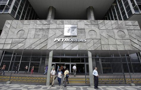 People enter and leave the headquarters building of Brazilian state oil company Petrobras in Rio de Janeiro September 24, 2010. REUTERS/Brun People enter and leave the headquarters building of Brazilian state oil company Petrobras in Rio de Janeiro September 24, 2010. REUTERS/Brun