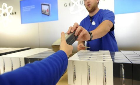 An Apple employee hands out an iPhone 5 at an Apple Store in San Francisco, California, September 21, 2012. REUTERS/Noah Berger An Apple employee hands out an iPhone 5 at an Apple Store in San Francisco, California, September 21, 2012. REUTERS/Noah Berger