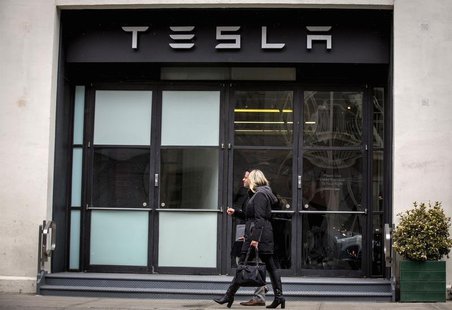 People pass by the Tesla New York City store is seen in the Chelsea neighborhood of New York March 19, 2014. REUTERS/Brendan McDermid People pass by the Tesla New York City store is seen in the Chelsea neighborhood of New York March 19, 2014. REUTERS/Brendan McDermid