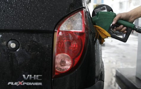 A gas station worker fills a car's tank with ethanol in Rio de Janeiro April 30, 2008. REUTERS/Sergio Moraes A gas station worker fills a car's tank with ethanol in Rio de Janeiro April 30, 2008. REUTERS/Sergio Moraes