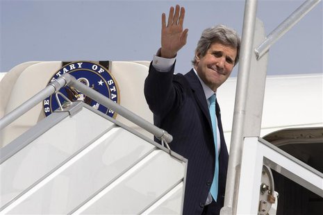 U.S. Secretary of State John Kerry waves before his flight leaving Paris, March 31, 2014. REUTERS/Jacquelyn Martin/Pool U.S. Secretary of State John Kerry waves before his flight leaving Paris, March 31, 2014. REUTERS/Jacquelyn Martin/Pool
