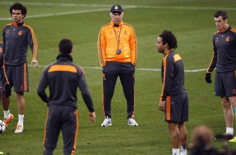 Real Madrid's coach Carlos Ancelotti (C) watches his team during a training session in Gelsenkirchen February 25, 2014. REUTERS/Ina Fassbend Real Madrid's coach Carlos Ancelotti (C) watches his team during a training session in Gelsenkirchen February 25, 2014. REUTERS/Ina Fassbend