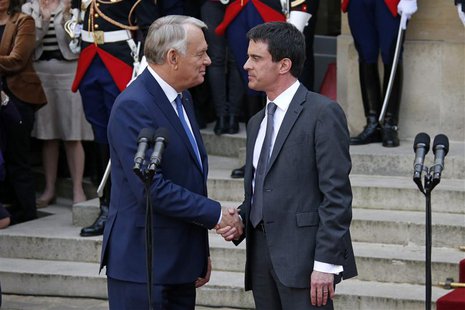 France's outgoing Prime Minister Jean-Marc Ayrault (L) shakes hands with newly-named Prime Minister Manuel Valls during the official handove France's outgoing Prime Minister Jean-Marc Ayrault (L) shakes hands with newly-named Prime Minister Manuel Valls during the official handove