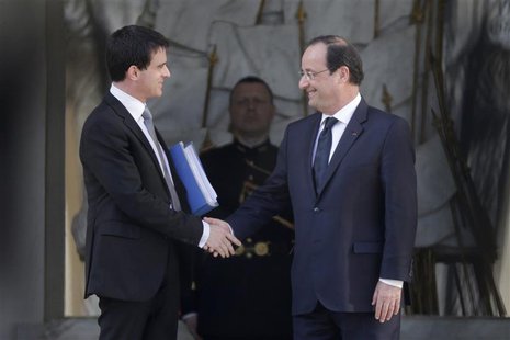 France's newly-named Prime Minister Manuel Valls (L) shakes hands with French President Francois Hollande as he leaves the Elysee Palace in France's newly-named Prime Minister Manuel Valls (L) shakes hands with French President Francois Hollande as he leaves the Elysee Palace in