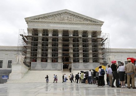 Visitors to the Supreme Court are pictured in the rain in Washington, October 7, 2013. REUTERS/Jason Reed Visitors to the Supreme Court are pictured in the rain in Washington, October 7, 2013. REUTERS/Jason Reed