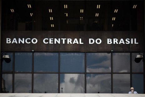 A man walks out of the headquarters of the central bank in Brasilia January 15, 2014. REUTERS/Ueslei Marcelino A man walks out of the headquarters of the central bank in Brasilia January 15, 2014. REUTERS/Ueslei Marcelino