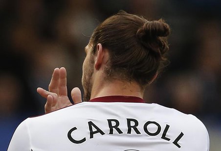 West Ham United's Andy Carroll reacts after dislocating a finger during their English Premier League soccer match against Everton at Goodiso West Ham United's Andy Carroll reacts after dislocating a finger during their English Premier League soccer match against Everton at Goodiso