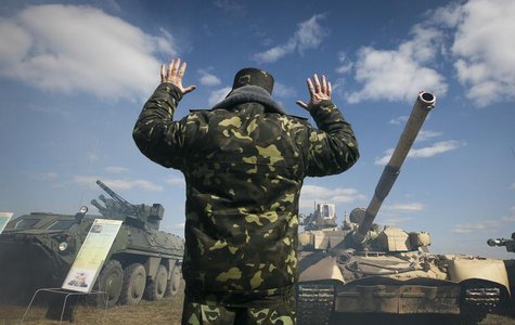 A Ukrainian officer directs tanks during a military exhibition near the settlement of Desna in Chernigov region, April 2, 2014. REUTERS/Vale A Ukrainian officer directs tanks during a military exhibition near the settlement of Desna in Chernigov region, April 2, 2014. REUTERS/Vale