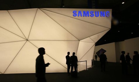 Visitors walk past the Samsung stand at the Mobile World Congress in Barcelona February 24, 2014. REUTERS/Gustau Nacarino Visitors walk past the Samsung stand at the Mobile World Congress in Barcelona February 24, 2014. REUTERS/Gustau Nacarino