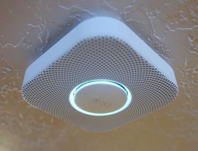 A Nest smoke/carbon monoxide detector is installed in a home in Provo, Utah, January 15, 2014. REUTERS/George Frey A Nest smoke/carbon monoxide detector is installed in a home in Provo, Utah, January 15, 2014. REUTERS/George Frey