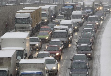 Cars and trucks are stuck in a traffic jam during a snowfall in Moscow December 4, 2012. REUTERS/Sergei Karpukhin Cars and trucks are stuck in a traffic jam during a snowfall in Moscow December 4, 2012. REUTERS/Sergei Karpukhin