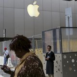 The Apple flagship retail store is pictured in San Francisco, California January 27, 2014. REUTERS/Robert Galbraith The Apple flagship retail store is pictured in San Francisco, California January 27, 2014. REUTERS/Robert Galbraith