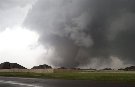 A huge tornado approaches the town of Moore, Oklahoma, near Oklahoma City in this file photo from May 20, 2013. REUTERS/Richard Rowe/Files A huge tornado approaches the town of Moore, Oklahoma, near Oklahoma City in this file photo from May 20, 2013. REUTERS/Richard Rowe/Files