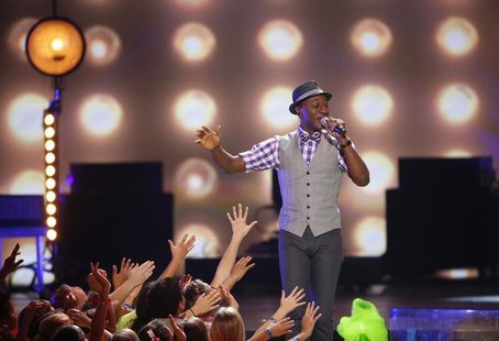 Aloe Blacc performs "Wake Me Up" and "The Man" at the 27th Annual Kids' Choice Awards in Los Angeles, California March 29, 2014. REUTERS/Mar Aloe Blacc performs "Wake Me Up" and "The Man" at the 27th Annual Kids' Choice Awards in Los Angeles, California March 29, 2014. REUTERS/Mar